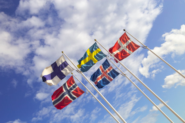 斯堪的纳维亚国旗朝向蓝天图片下载