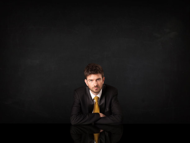 坐在办公桌前的商人图片下载