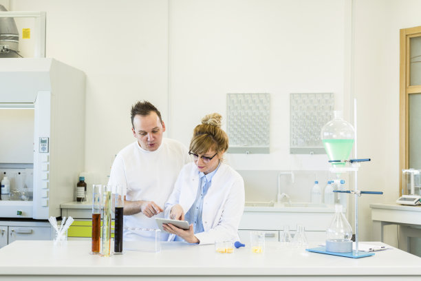 两名科学家在CBD大麻实验室中使用平板电脑工作图片下载