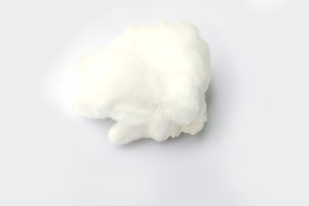 白色背景上的棉花制成的云图片下载