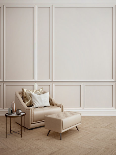 现代经典的室内。带凳子和枕头的扶手椅，边桌，花瓶。白色墙壁和木地板。图片下载