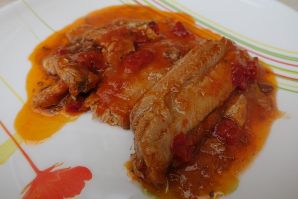 沙丁鱼片配碎番茄罐头食品图片下载