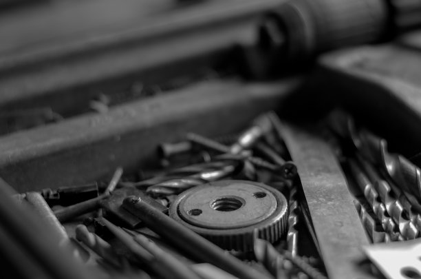 有钻头，尺子和螺丝钉的旧盒子。图片下载