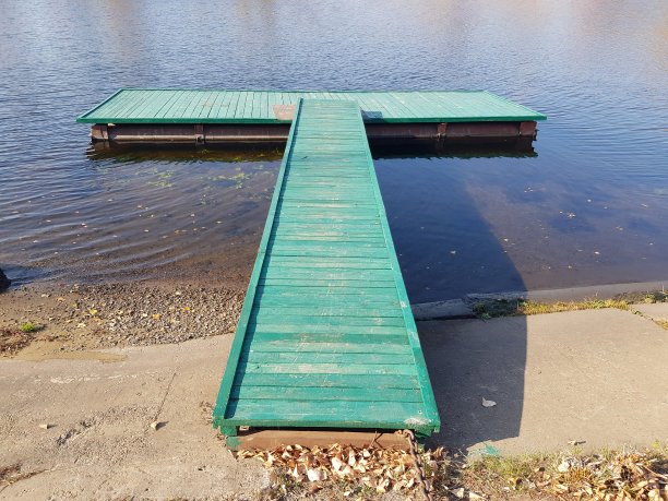 河上的木码头。图片下载