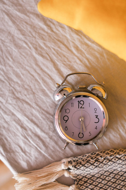 布制背景中的古董钟图片下载