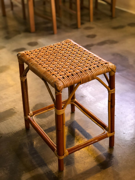藤条制成的方凳图片下载