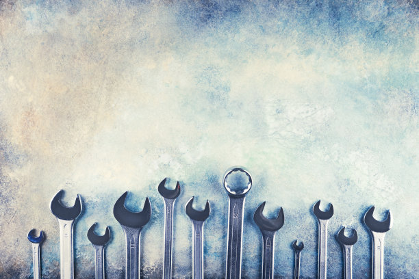 扳手扳手工具上的垃圾彩色背景。俯视图，复制空间。图片下载
