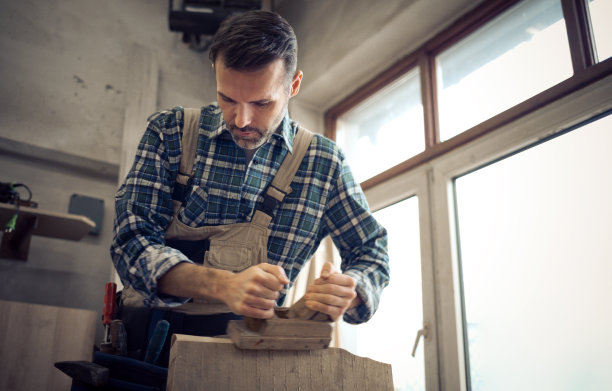 木匠在木工车间使用木工工具进行手工制作图片下载