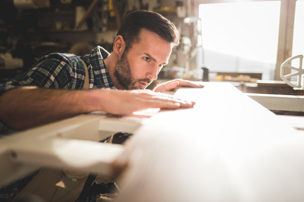 木匠检查木板是否平整图片下载