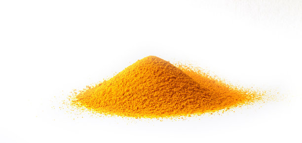 白色背景上的姜黄香料图片下载