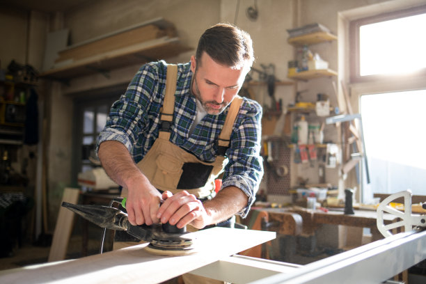 木匠在木工车间使用木工工具进行手工制作图片下载