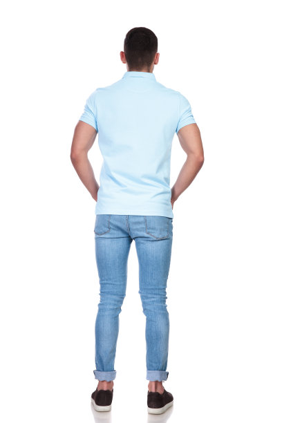 一个手插在口袋里站着的男人图片下载