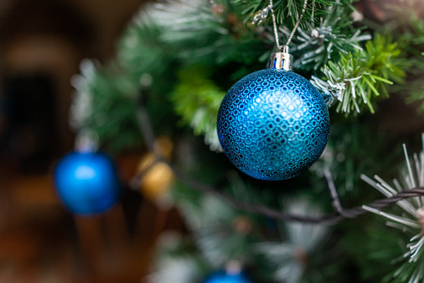 一个新年蓝色装饰装饰品的微距特写，挂在新年树上，背景模糊图片下载