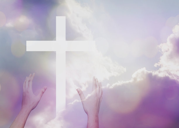 敬拜者在色彩柔和的天空上递过一个白色的十字架图片下载