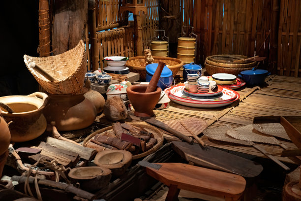 泰国乡村住宅内部的乡村木制复古厨房与盘子，锅，匙锌和瓷鸡碗竹木墙和地板。图片下载
