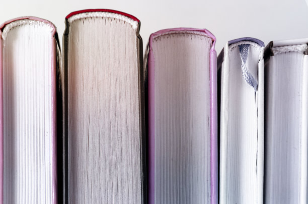 书的特写在一个明亮的背景图片下载