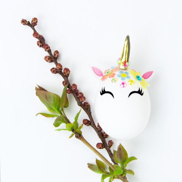 复活节的概念。独角兽的蛋。还有嫩芽和盛开的叶子图片下载