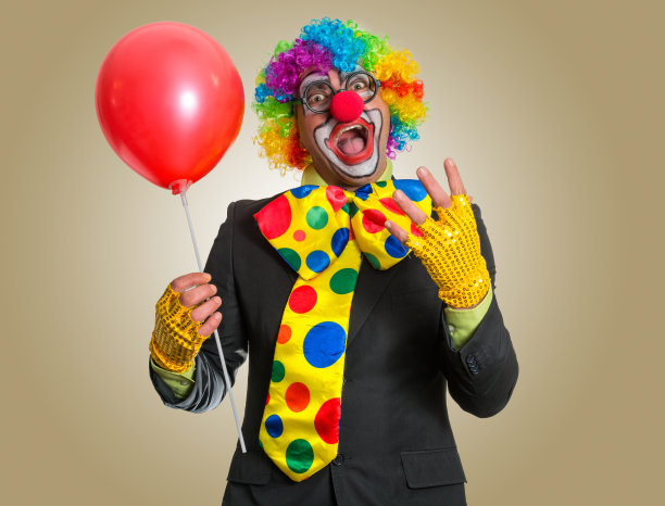 有趣的小丑肖像。图片下载