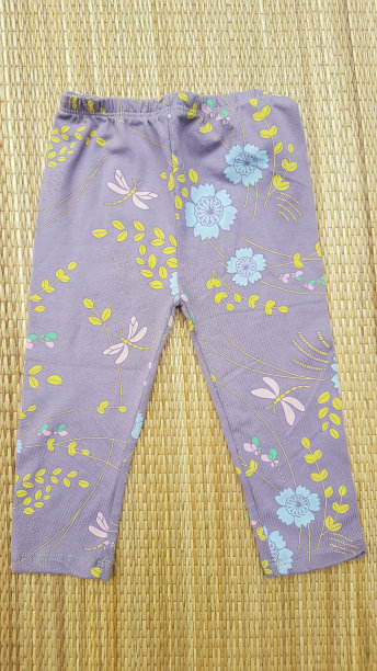 婴儿打底裤白色背景，儿童服装。图片下载