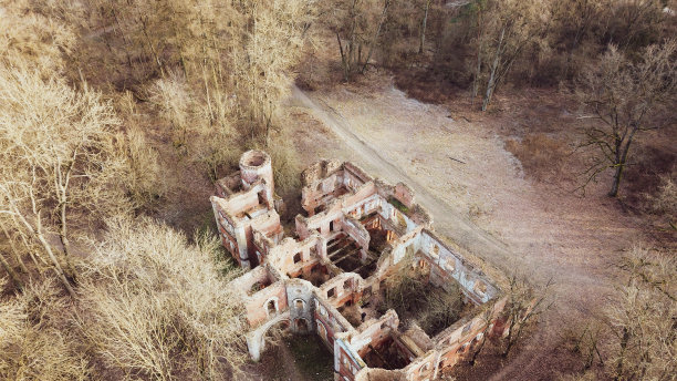 老庄园的废墟航拍照片。建筑物被毁俯视图图片下载