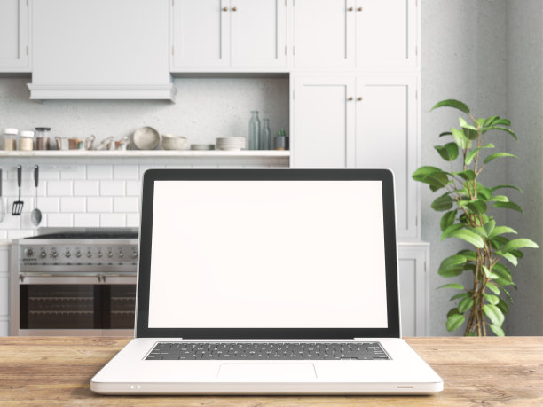 桌上的笔记本电脑，散焦厨房图片下载