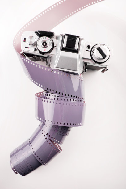 单反相机和一卷35mm底片。胶片相机和底片。图片下载