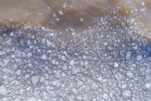 航拍的一个冰纹理漂浮在芬兰湾的波浪上图片下载