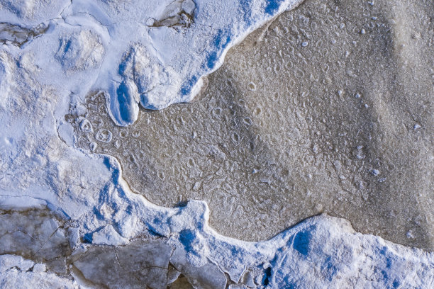 航拍的一个冰纹理漂浮在芬兰湾的波浪上图片下载