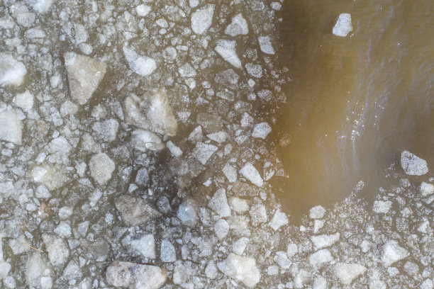 航拍的一个冰纹理漂浮在芬兰湾的波浪上图片下载