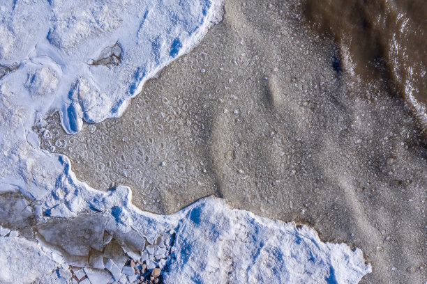 航拍的一个冰纹理漂浮在芬兰湾的波浪上图片下载
