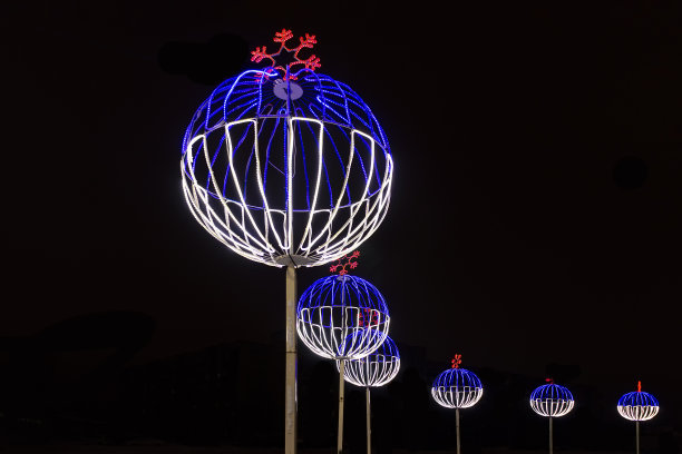 这是街上的新年装置。前视图。图片下载