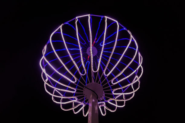 球在街上安装新年。前视图。图片下载