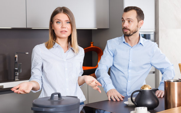 厨房里的家庭争吵图片下载