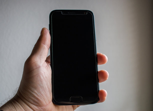 人手握着智能手机，白色背景，特写图片下载