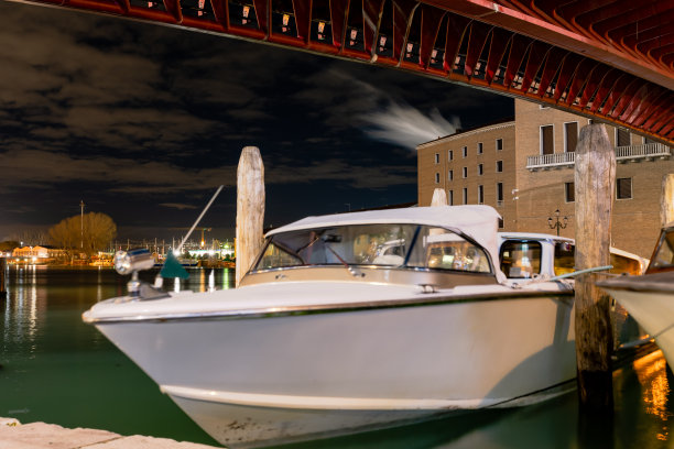 船在威尼斯靠岸图片下载