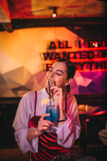 享受蓝色泻湖鸡尾酒图片下载