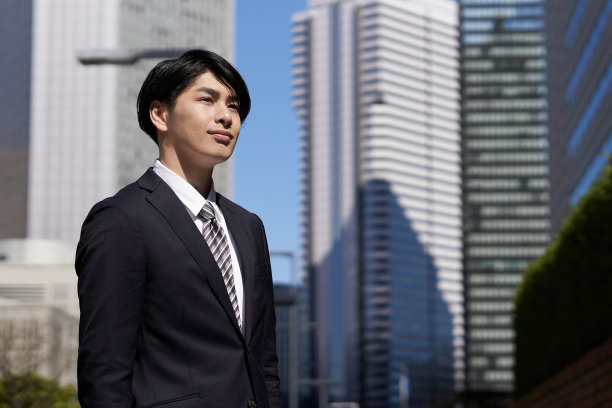 一个微笑的日本男商人图片下载