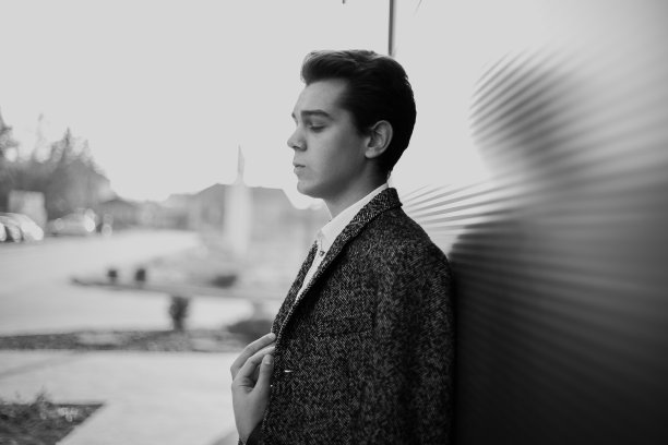 穿着讲究的年轻男人图片下载