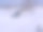 冬天的雪堆里，一辆被遗弃的汽车被雪覆盖着图片下载