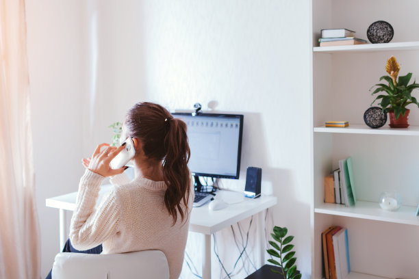 在冠状病毒大流行期间在家工作。女人呆在家里。自由职业者的工作空间。办公室内部配备电脑图片下载