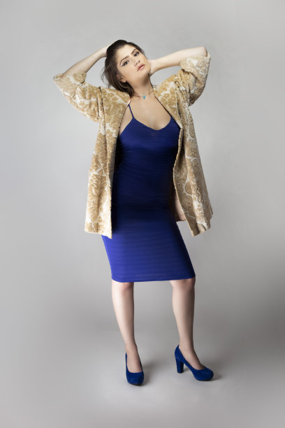 身穿锦缎图案外套和蓝色连衣裙的时尚模特图片下载