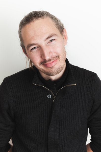 微笑的亚洲青年男子棚拍图片下载