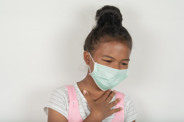 女孩戴口罩防止咳嗽图片下载