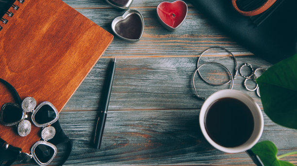 Flatlay风格的女孩塞满黑色的项链戒指和笔记本与钢笔和袋和茶杯的茶图片下载