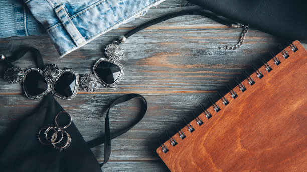 蓝色牛仔牛仔裤，平铺时尚女装。时尚博主的物品。生活照片。模型图片下载