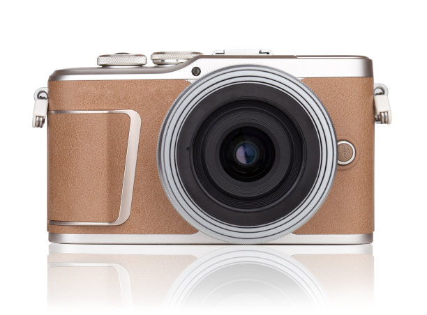 白色背景上的照相机。无反光镜相机特写孤立在一个白色的背景。图片下载