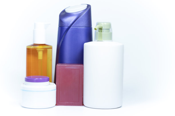 洗发水瓶子特写。白色背景。有人在照相馆拍了一张照片。图片下载