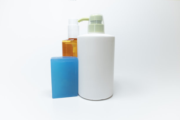 洗发水瓶子特写。白色背景。有人在照相馆拍了一张照片。图片下载