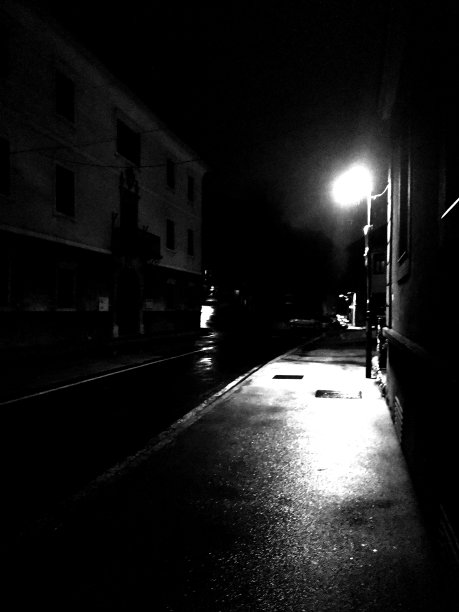 周六深夜空荡荡的街道图片下载