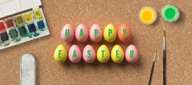 复活节彩蛋与信息复活节快乐围绕画笔和水彩盒图片下载